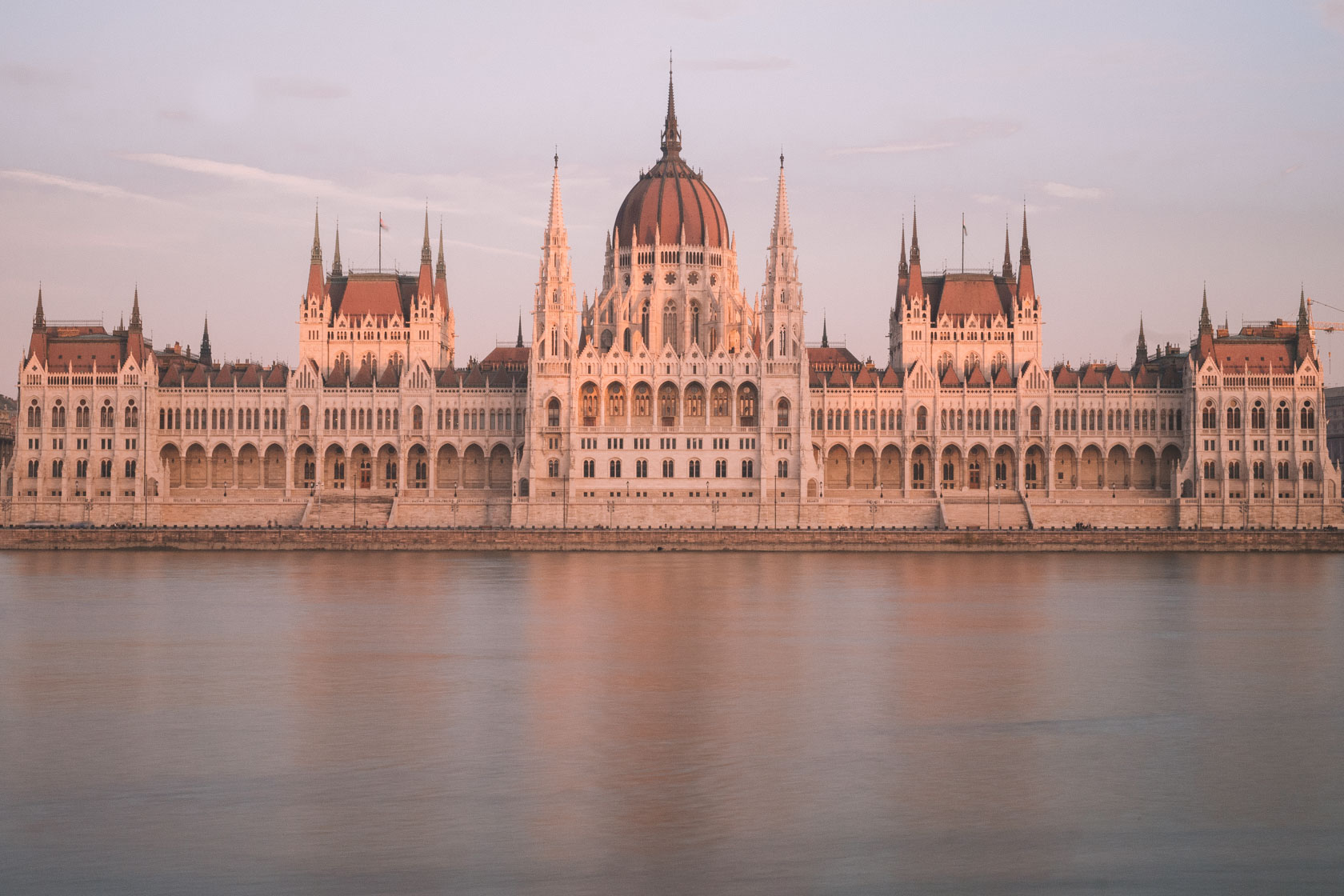 布达佩斯议会用旅行三脚架拍摄的长时间曝光瑞士vs西班牙比分