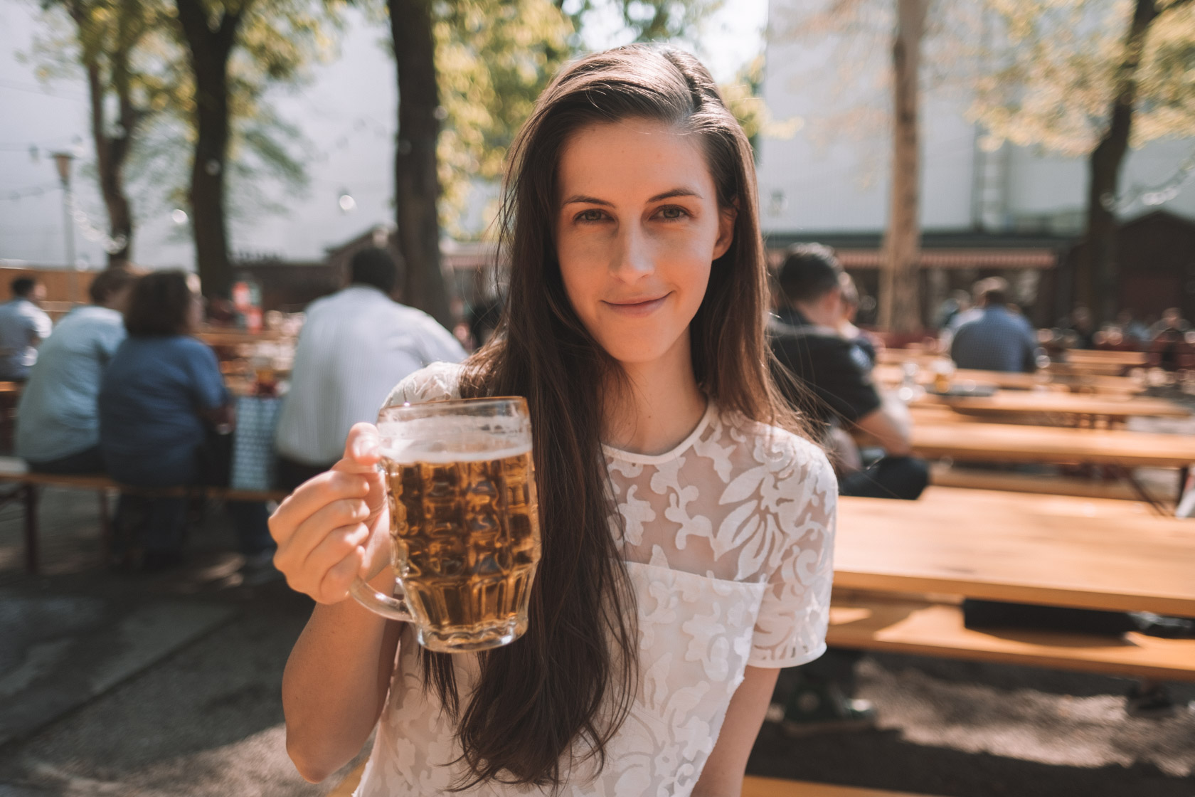 在柏林的普拉特啤酒花园喝啤酒的女孩